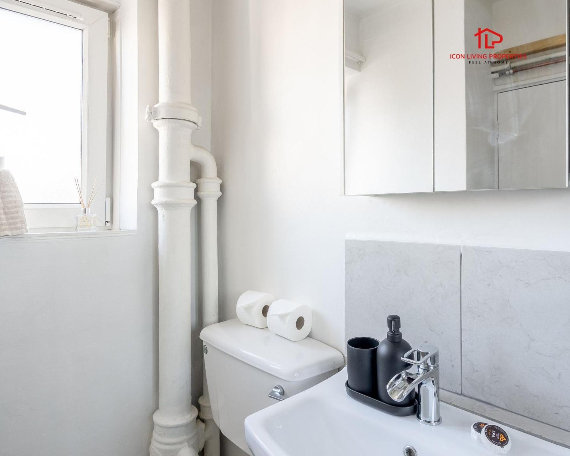 Spacious 1 Bed Flat For Contractors Leisure And Relocation Guests By Icon Living Properties Short Lets And Serviced Accommodation Barking Luaran gambar